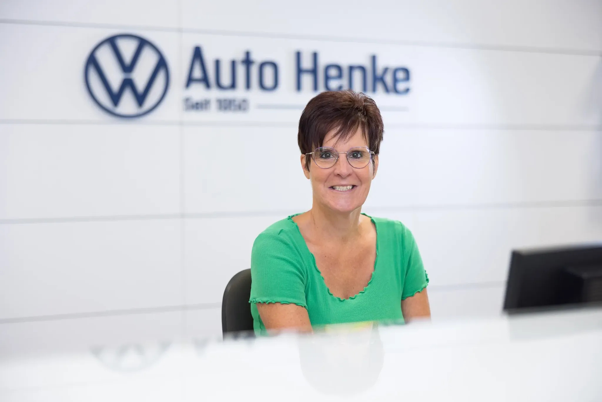 Mitarbeiterin der Autovermietung bei Auto Henke