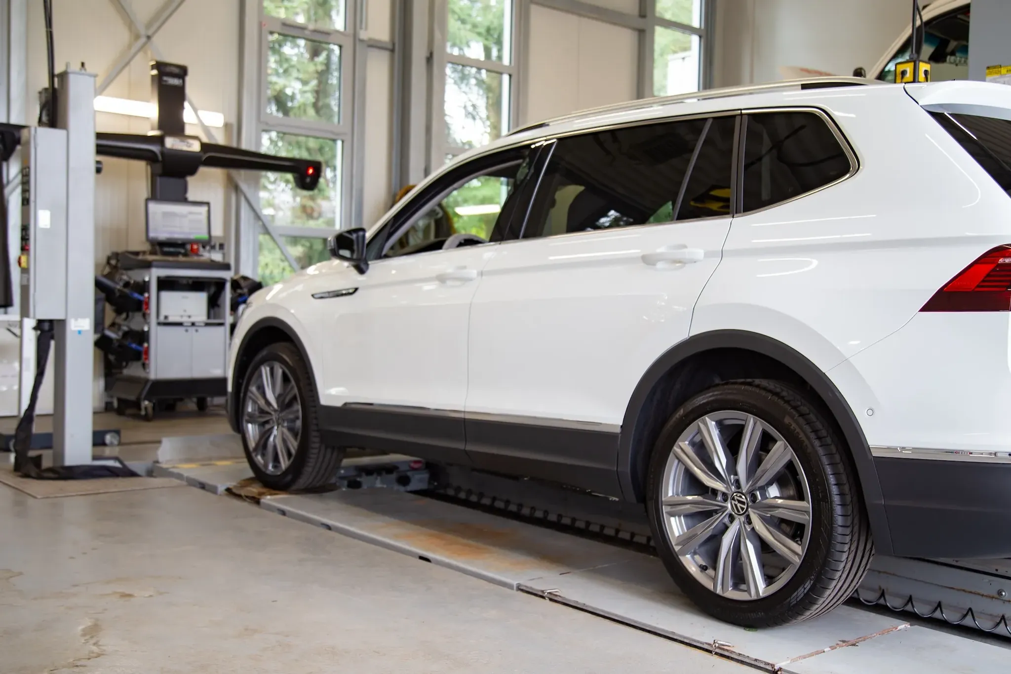 VW Tiguan auf der Messbühnen für Achsvermessung