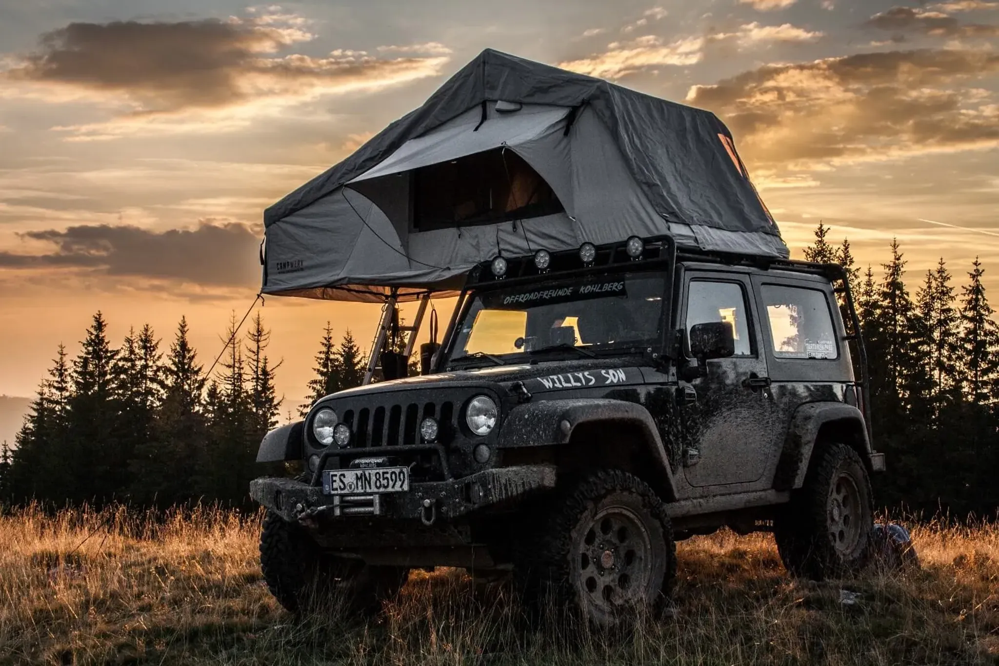 Camper Adventure Dachzelt montiert auf Jeep Wrangler