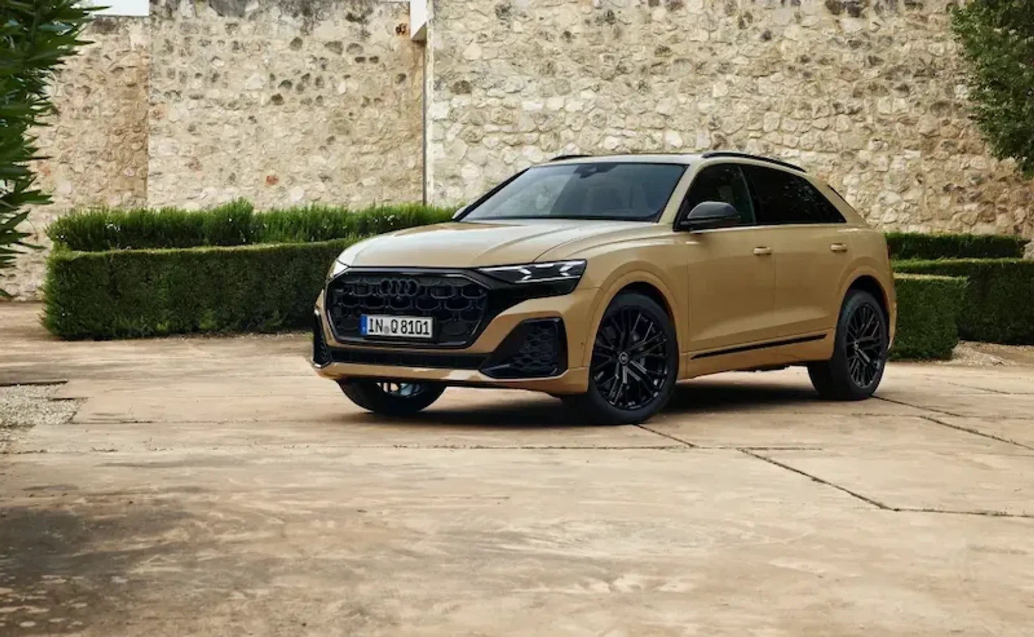 Audi Q8 in der Farbe Gold