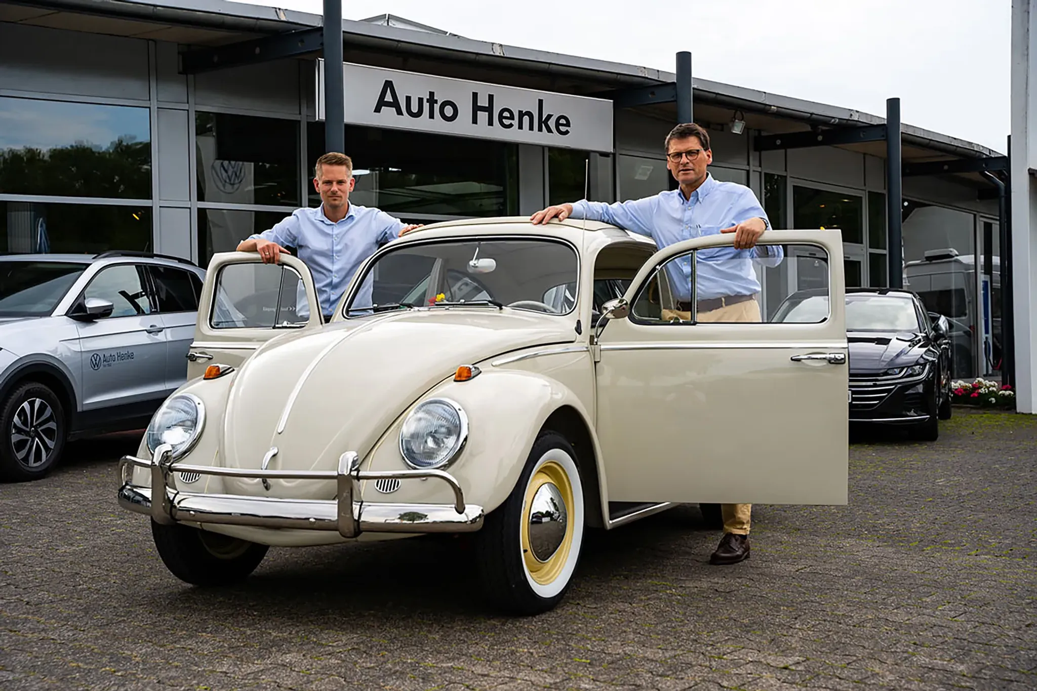 Martin und Andreas Henk am VW Käfer