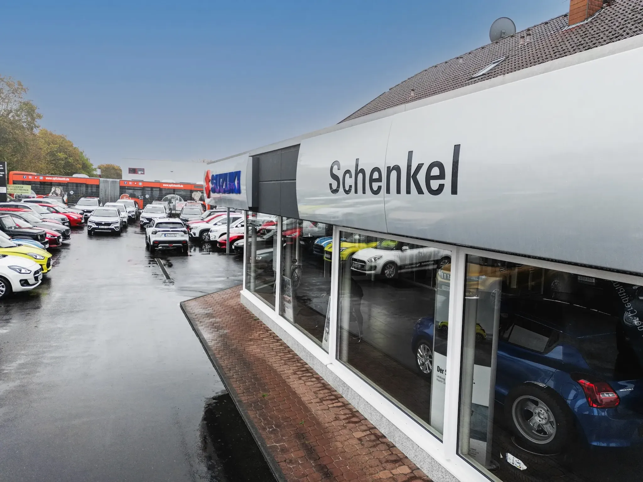 Autohaus Schenkel mit Namens Schriftzug aus der Nähe