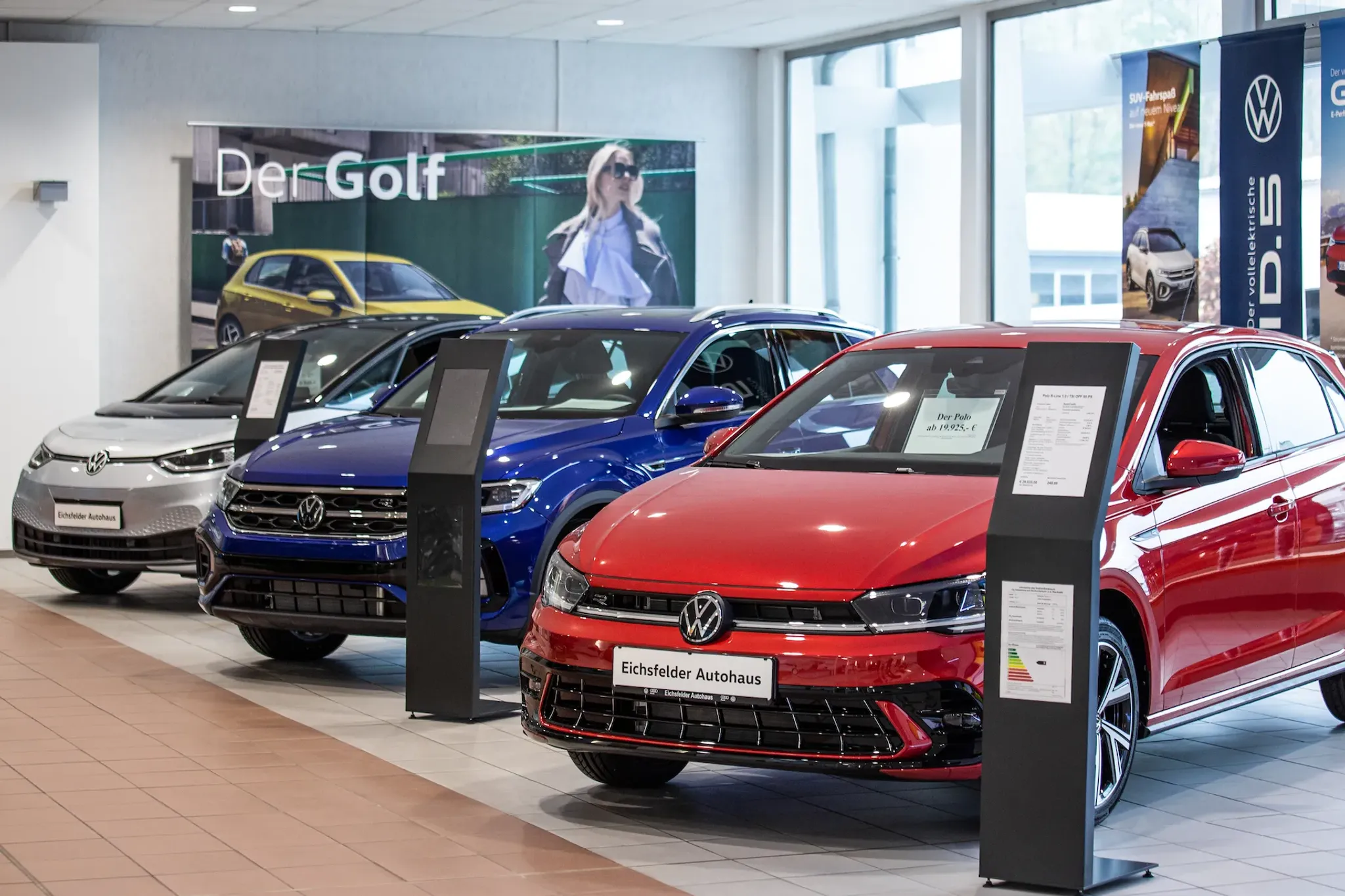 Reihe von VW Neuwagen im Showroom