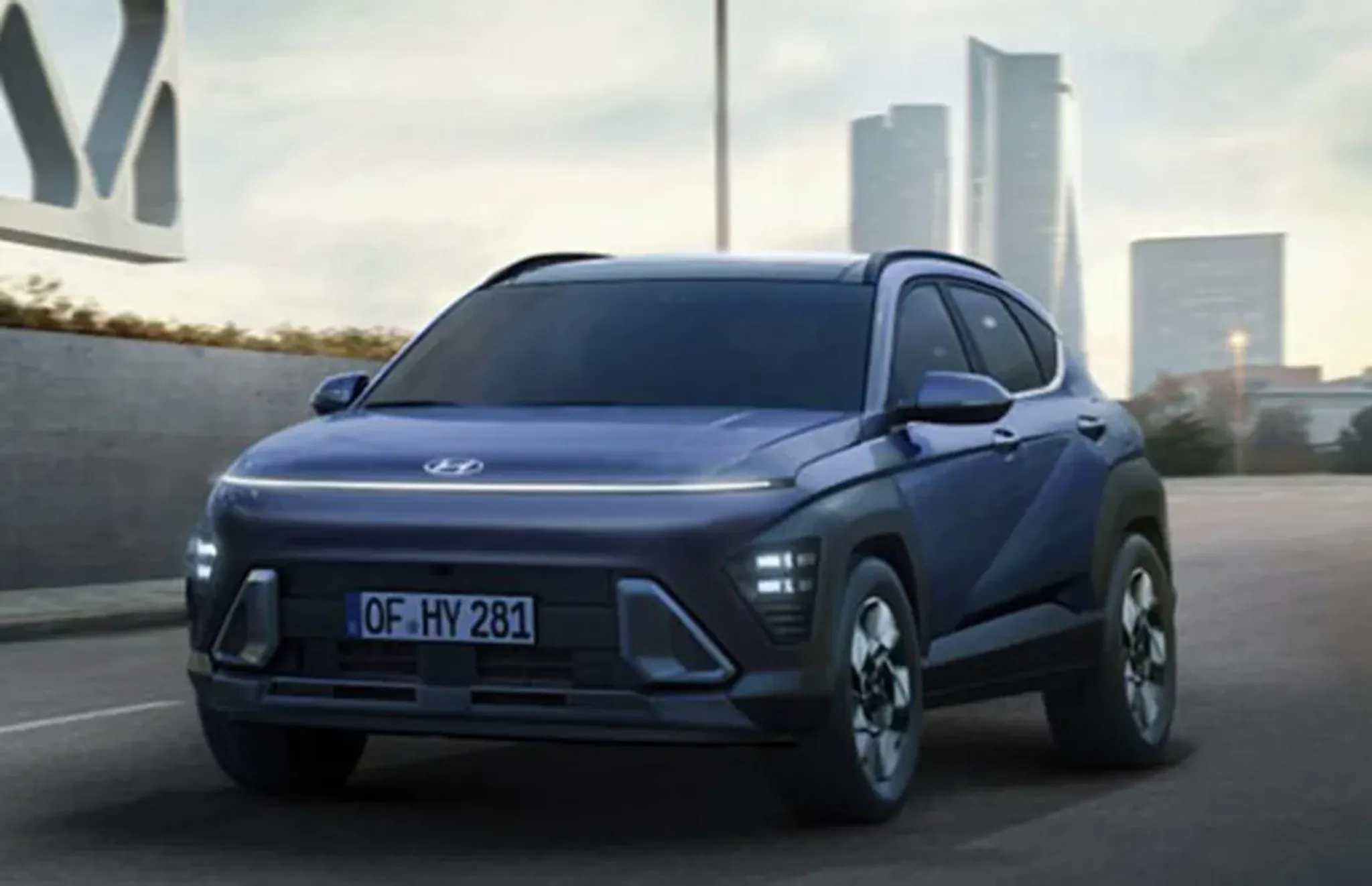 Hyundai Kona fahren vor einer Skyline