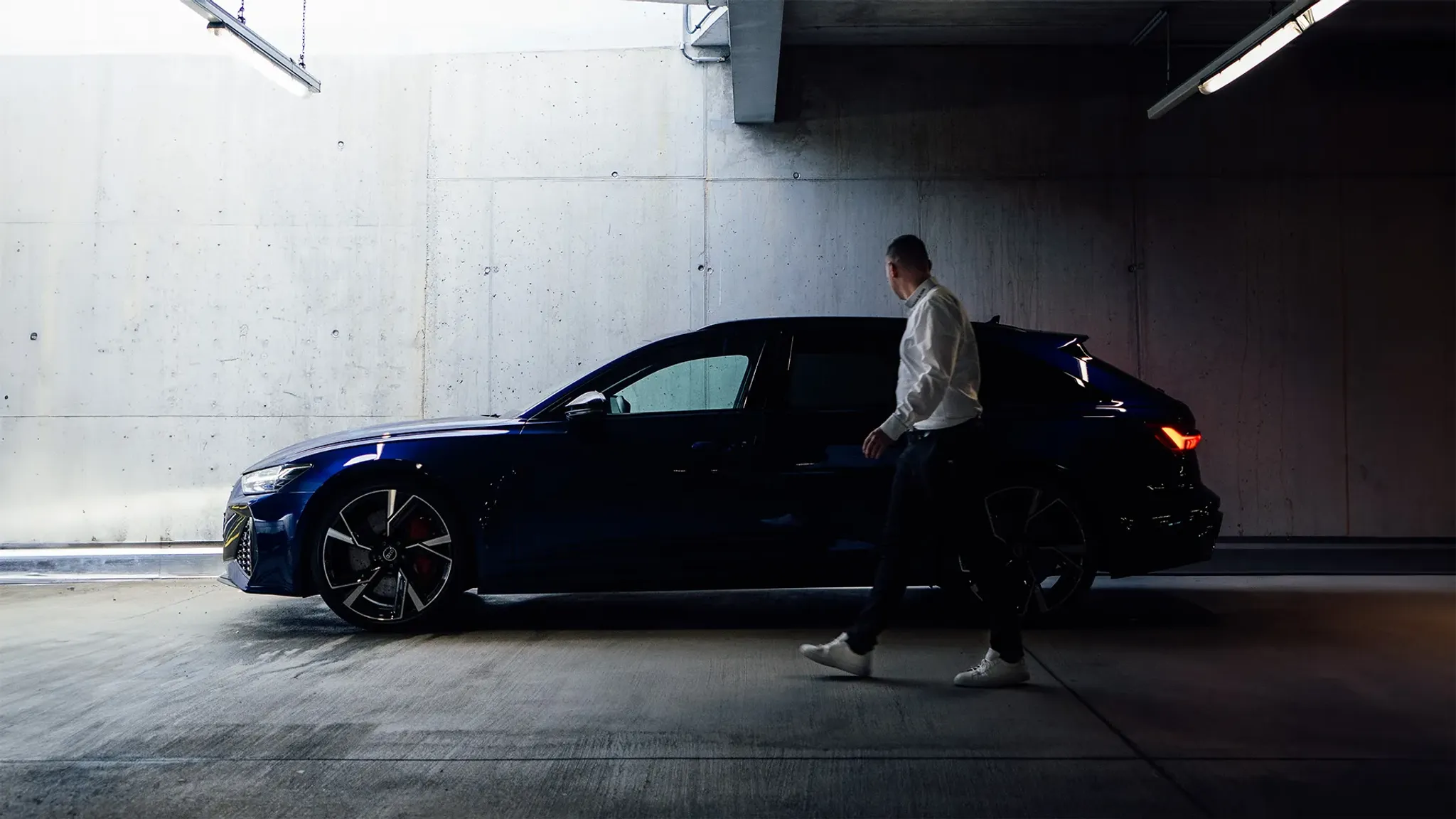 Neuwagen Audi im dunklen, blau vor Wand