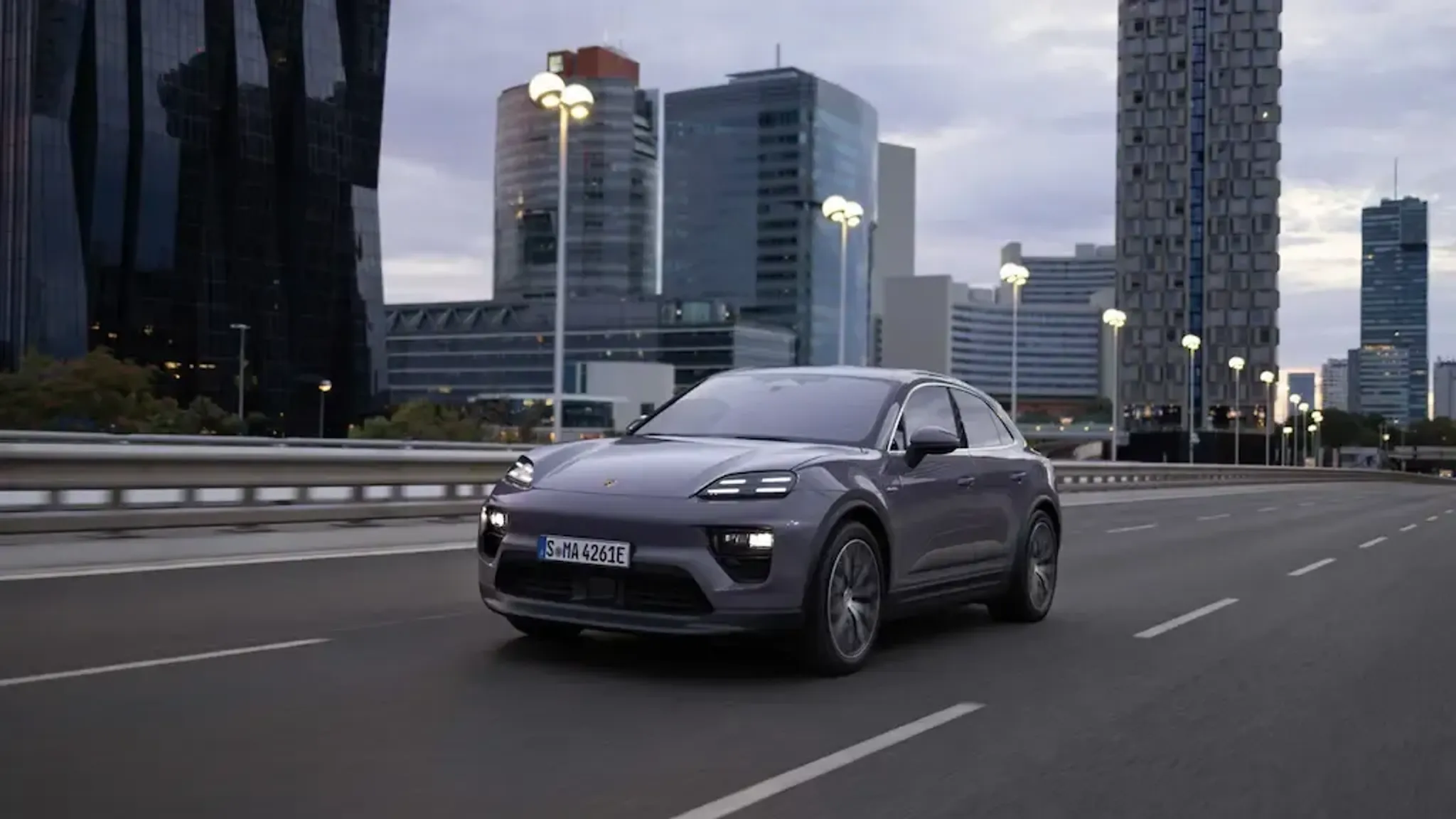 Porsche Macan auf Stadtstraße