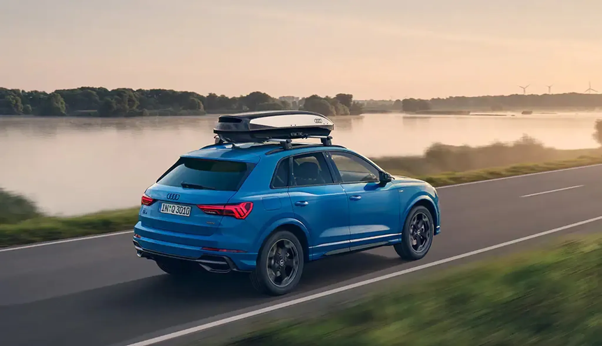 Audi Q3 miDachbox auf eine Landstraße