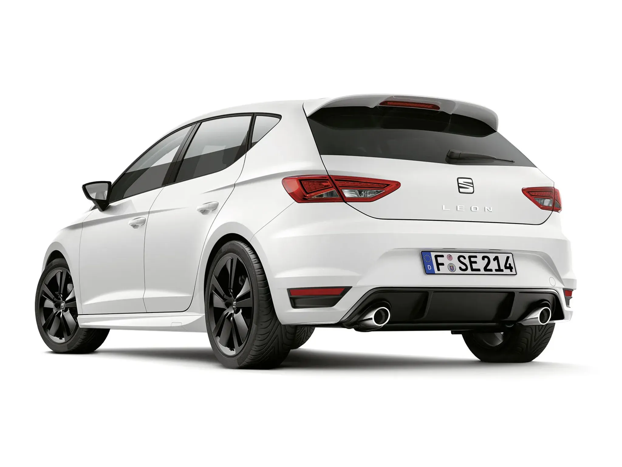 Weißer Seat Leon mit Sportauspuff