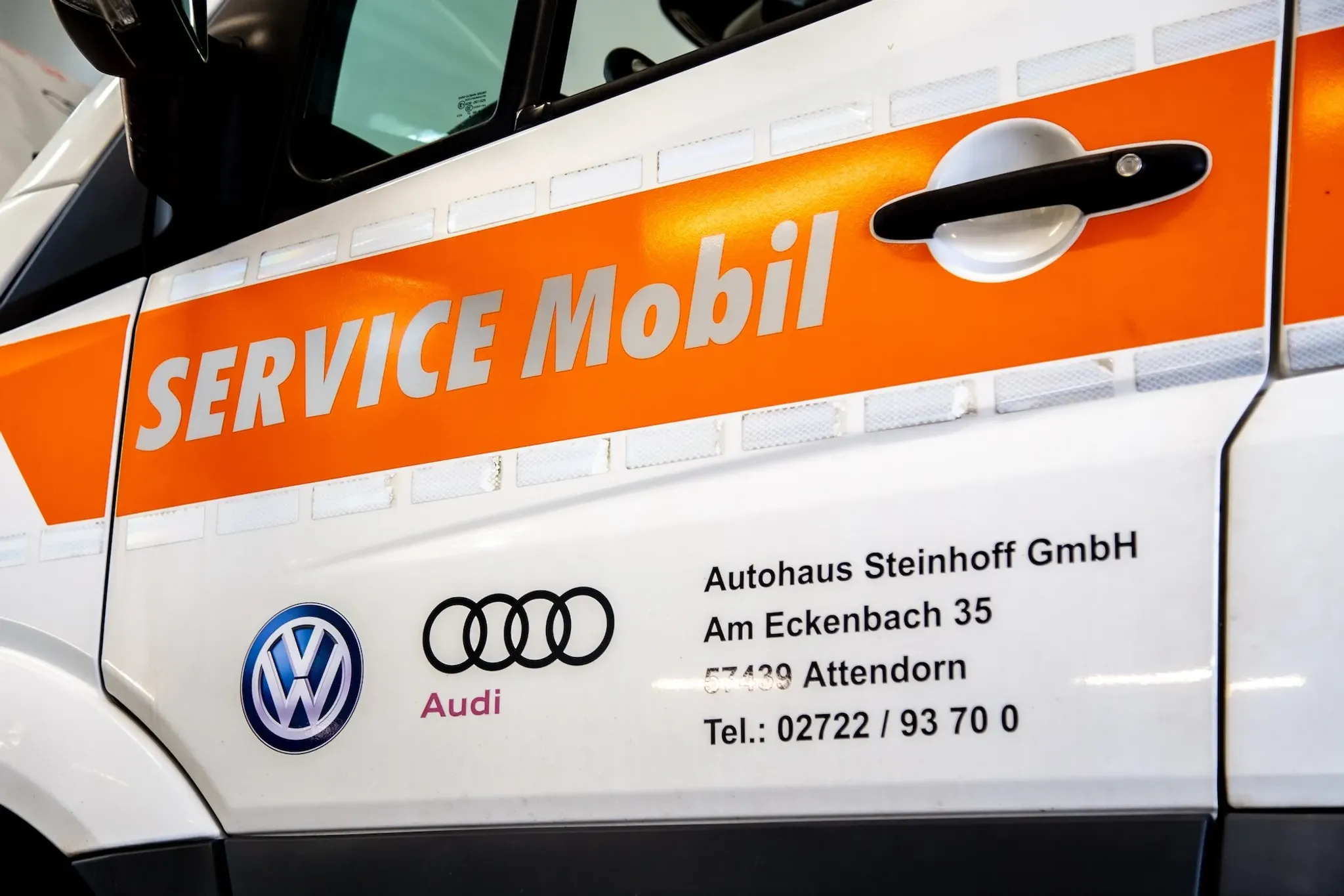 Tür des Servicemobil mit orangener Beklebung