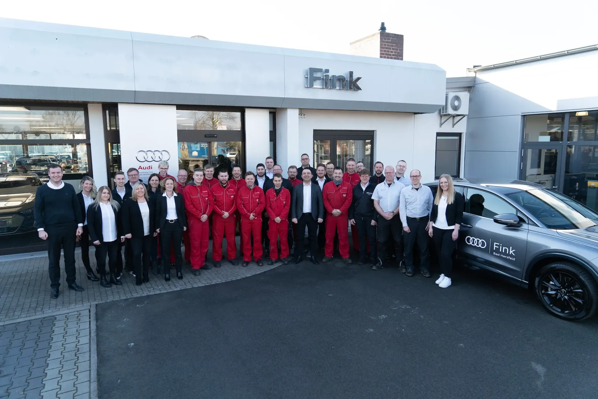 freundliche Mitarbeiter vom Autohaus Fink, vor dem Autohaus