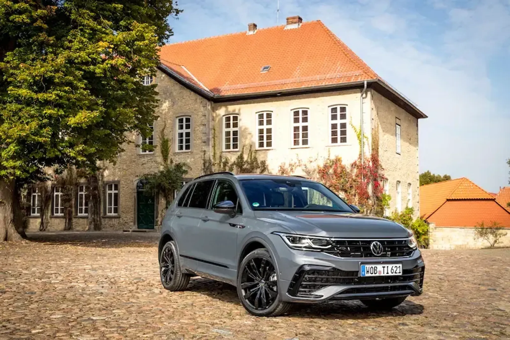 VW Tiguan vor Landhaus